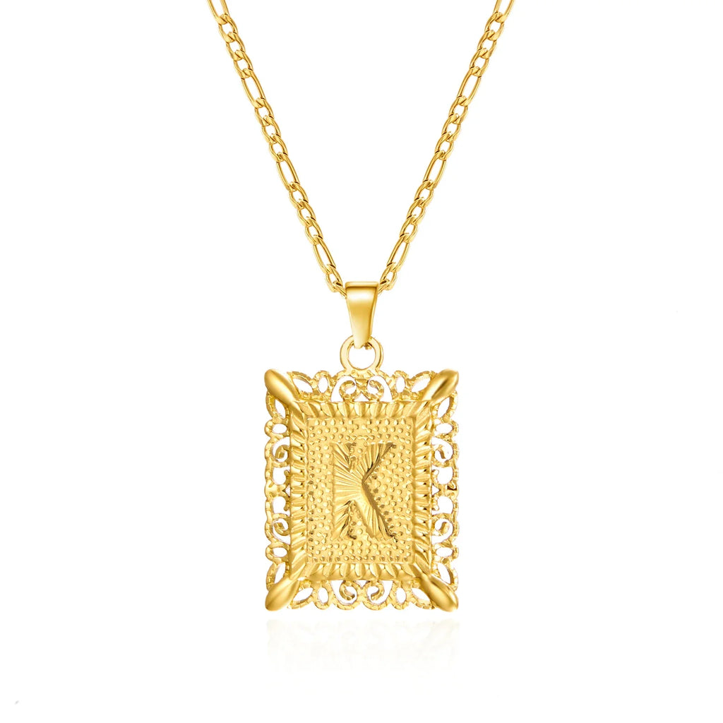 Collier avec pendentif rectangulaire initiale k