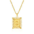 Collier avec pendentif rectangulaire initiale b
