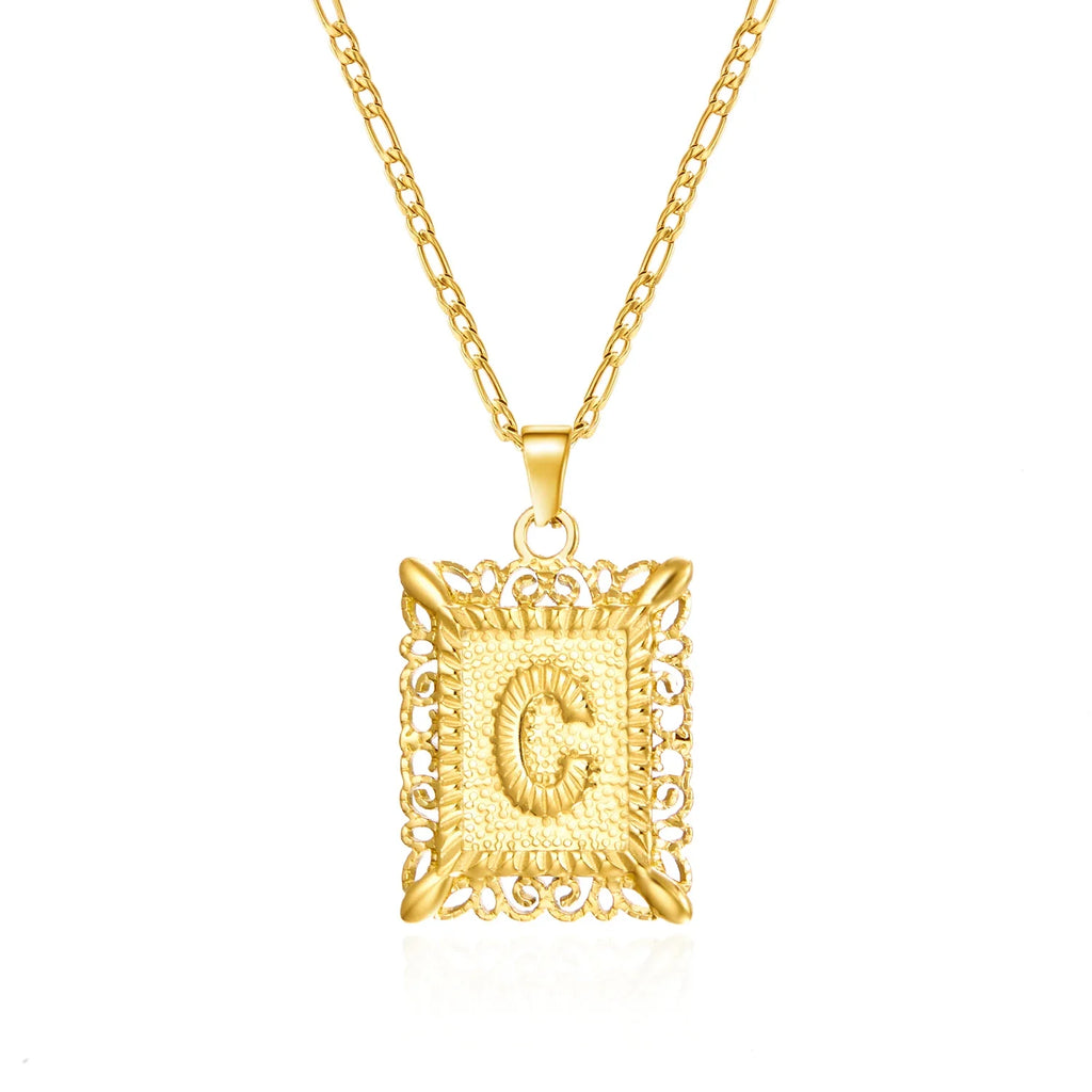 Collier avec pendentif rectangulaire initiale c