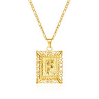 Collier avec pendentif rectangulaire initiale f