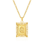 Collier avec pendentif rectangulaire initiale g