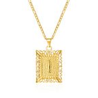 Collier avec pendentif rectangulaire initiale i