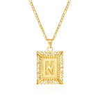 Collier avec pendentif rectangulaire initiale n