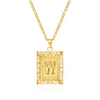 Collier avec pendentif rectangulaire initiale w