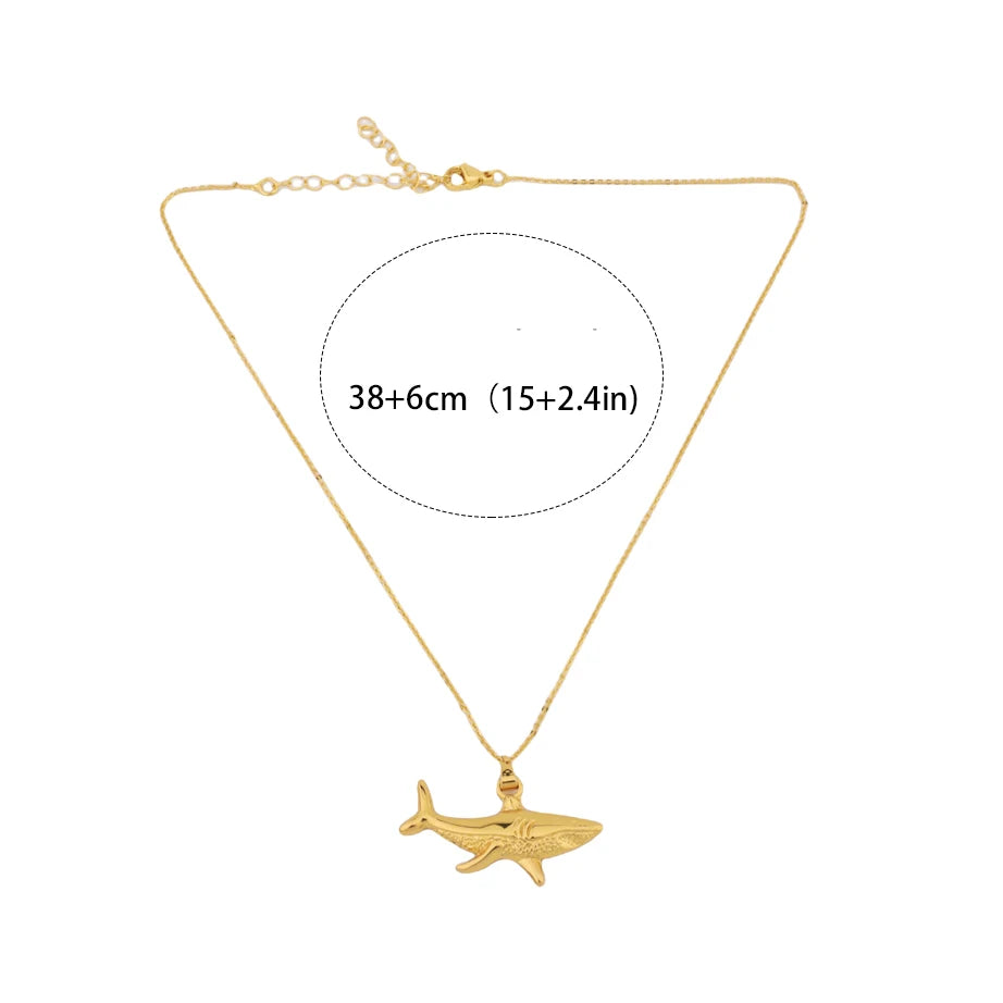 Collier avec pendentif requin doré