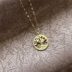 Collier avec pendentif rond arbre de vie pavé de cristaux