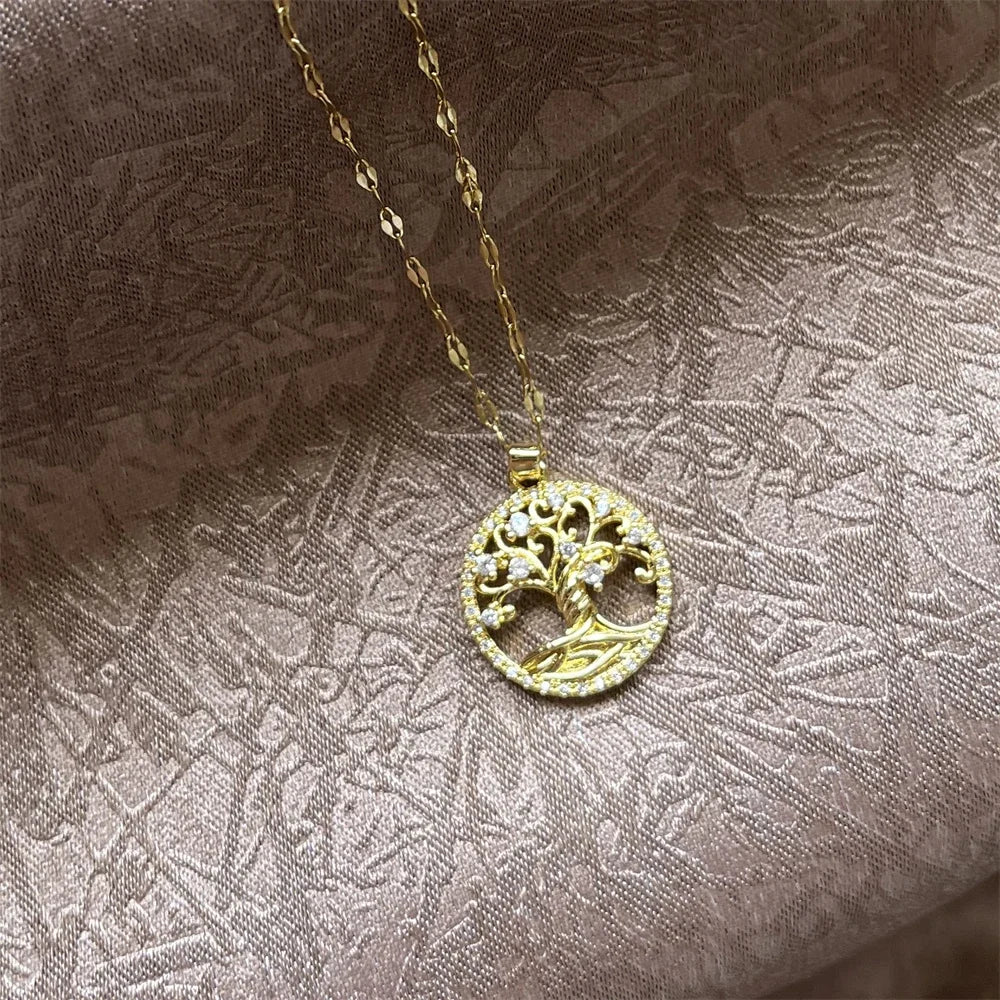 Collier avec pendentif rond arbre de vie pavé de cristaux