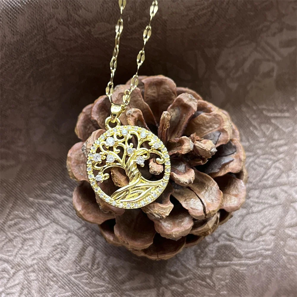 Collier avec pendentif rond arbre de vie pavé de cristaux