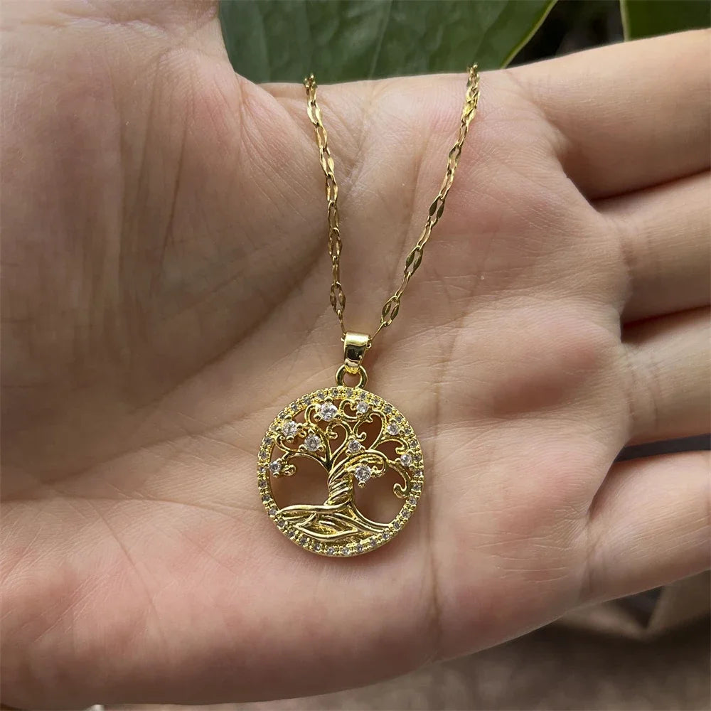 Collier avec pendentif rond arbre de vie pavé de cristaux