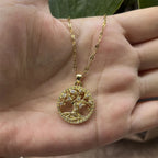 Collier avec pendentif rond arbre de vie pavé de cristaux