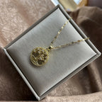 Collier avec pendentif rond arbre de vie pavé de cristaux