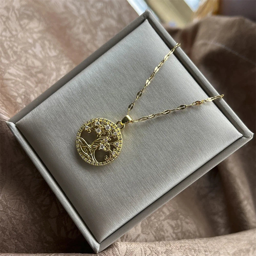 Collier avec pendentif rond arbre de vie pavé de cristaux