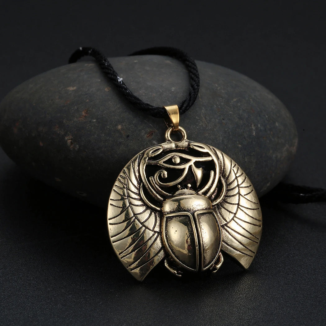 Collier avec Pendentif Scarabée et Oeil d'Horus Egyptien or rose