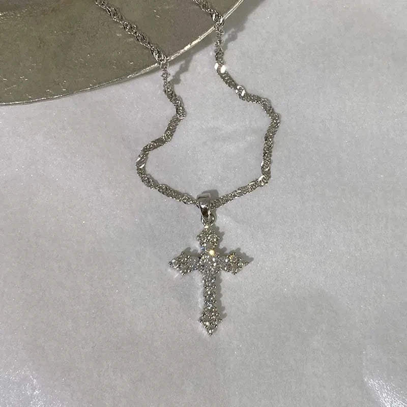 Collier avec pendentif croix serti de strass