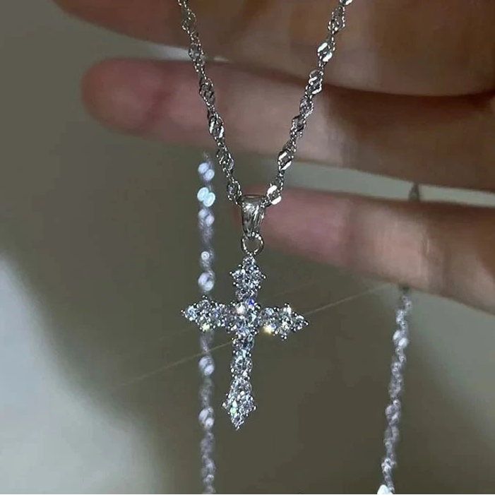 Collier avec pendentif croix serti de strass