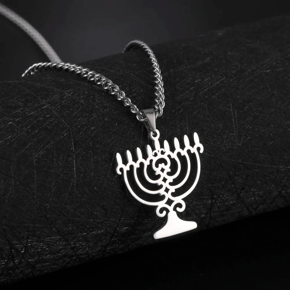 Collier avec pendentif symbolique juif Menorah