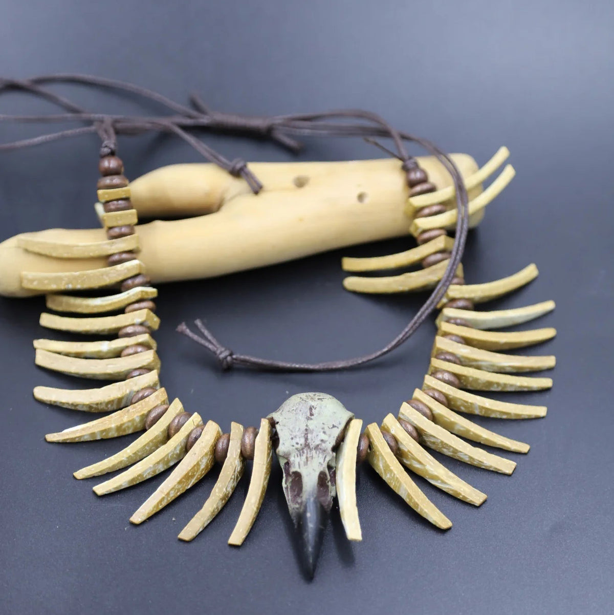 Collier avec pendentif tête de mort "Odin" et squelette en résine effet os