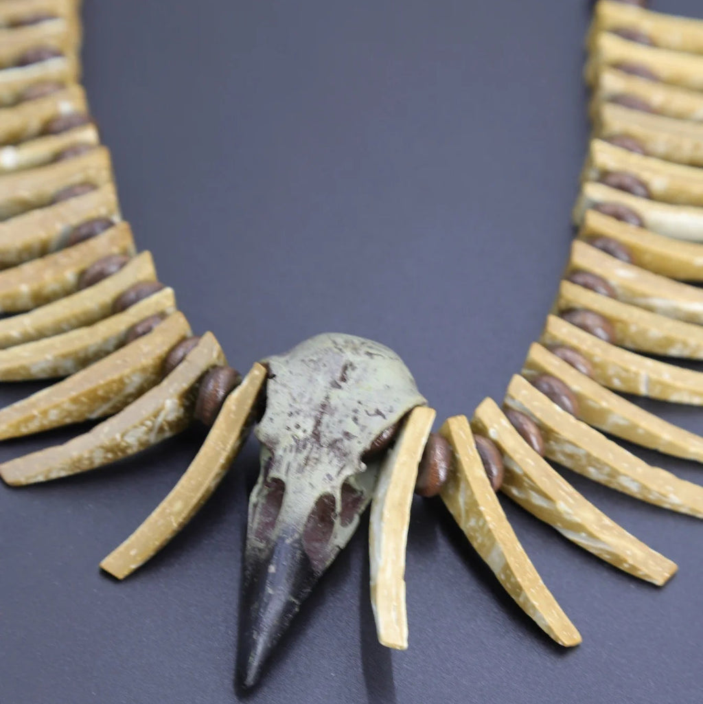 Collier avec pendentif tête de mort "Odin" et squelette en résine effet os