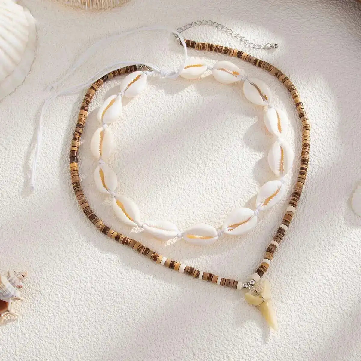 2er-Set Boho-Halsketten mit Muscheln und weißem Hai-Zahn-Anhänger