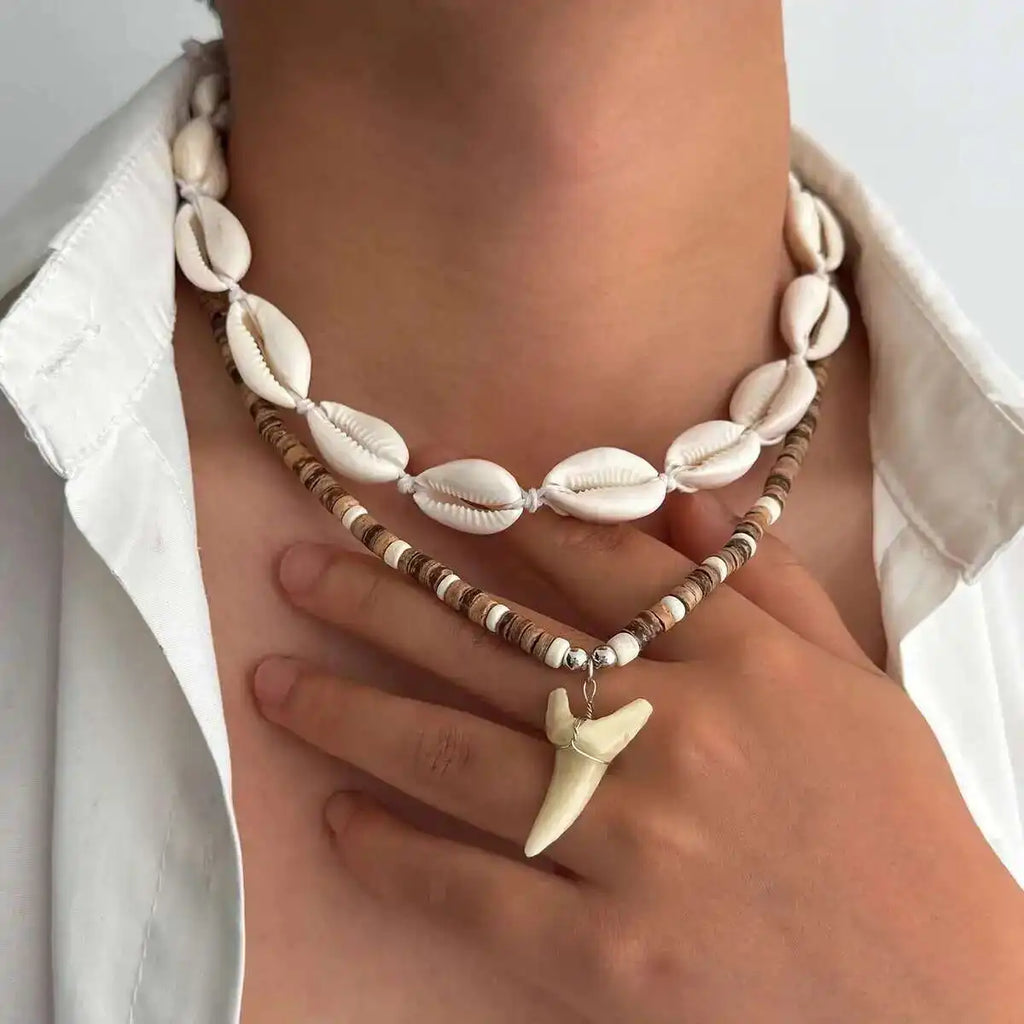 2er-Set Boho-Halsketten mit Muscheln und weißem Hai-Zahn-Anhänger