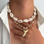 2er-Set Boho-Halsketten mit Muscheln und weißem Hai-Zahn-Anhänger