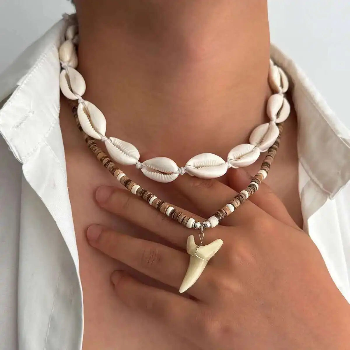 2er-Set Boho-Halsketten mit Muscheln und weißem Hai-Zahn-Anhänger