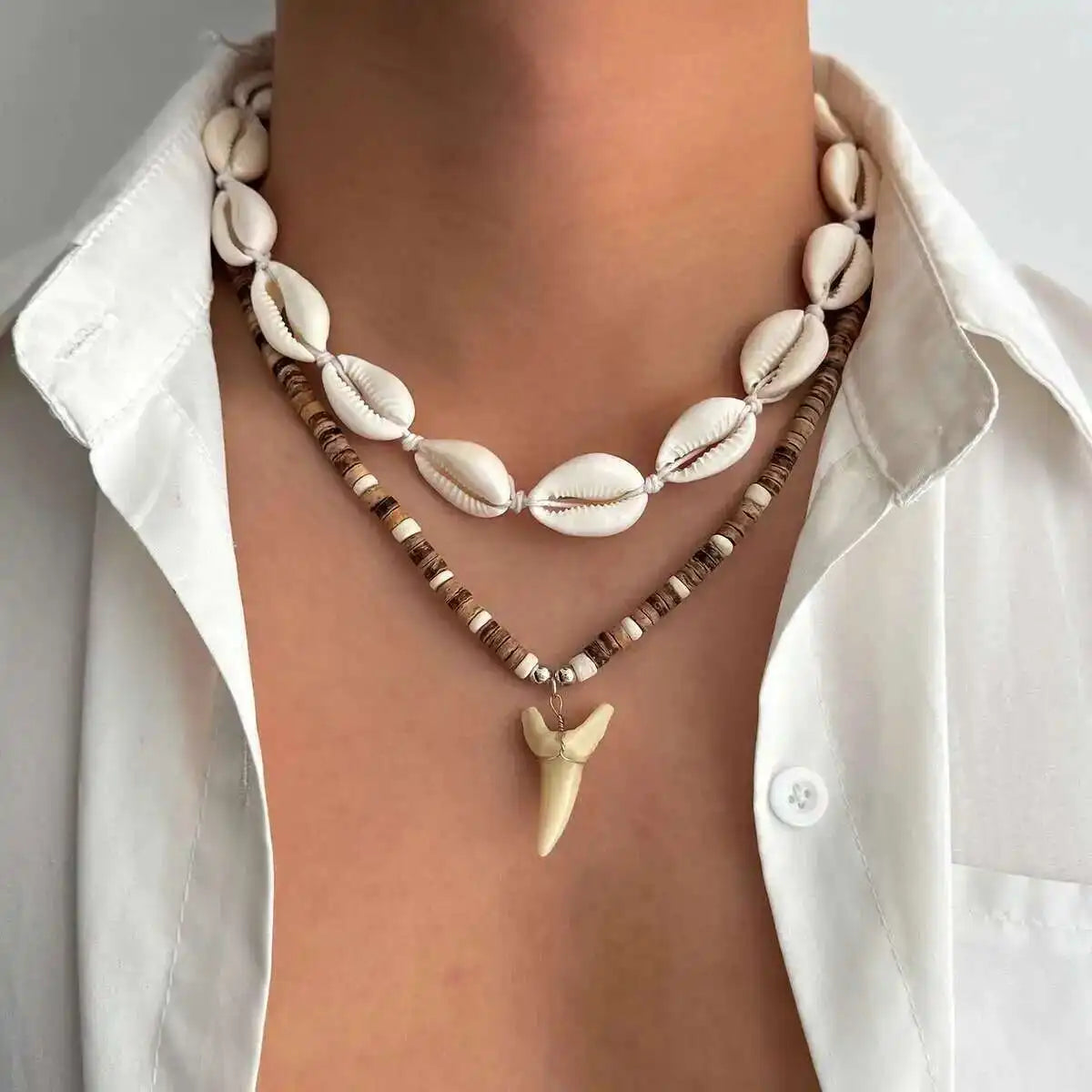 2er-Set Boho-Halsketten mit Muscheln und weißem Hai-Zahn-Anhänger