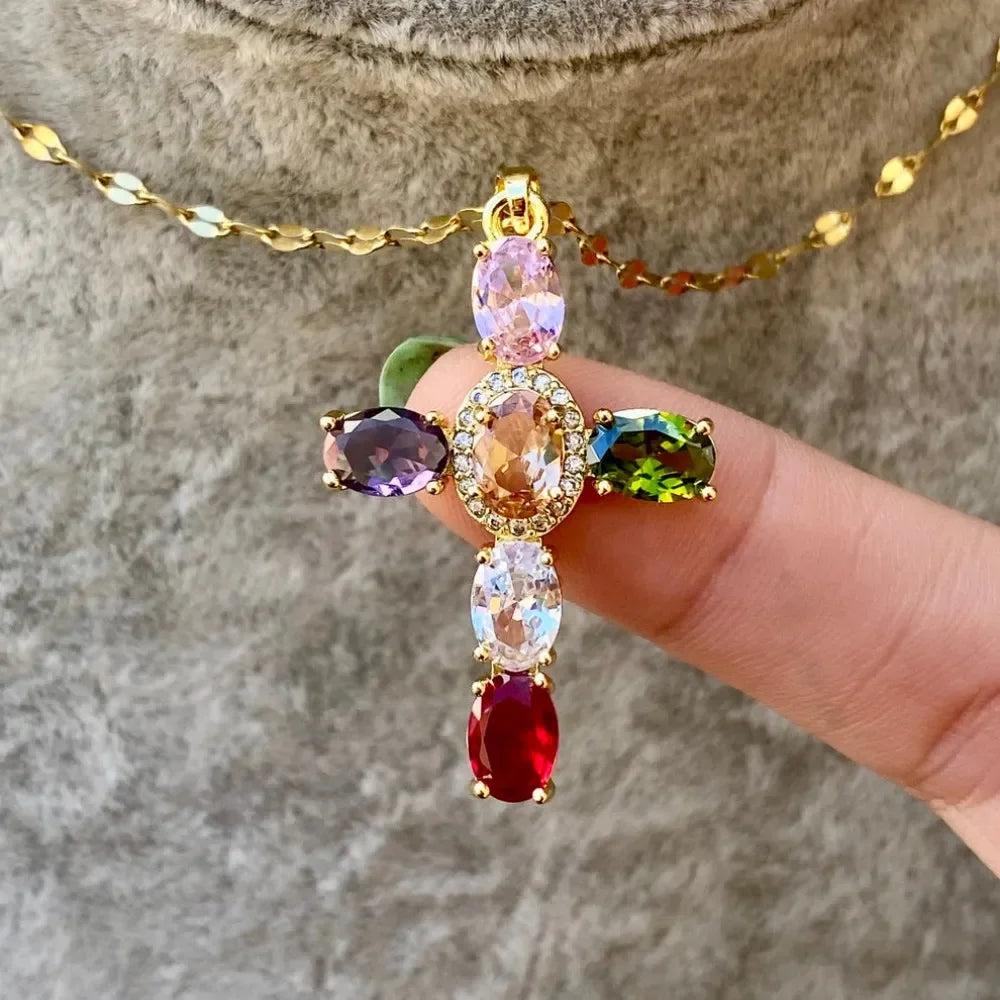 Collier coloré avec pendentif en forme de croix en strass