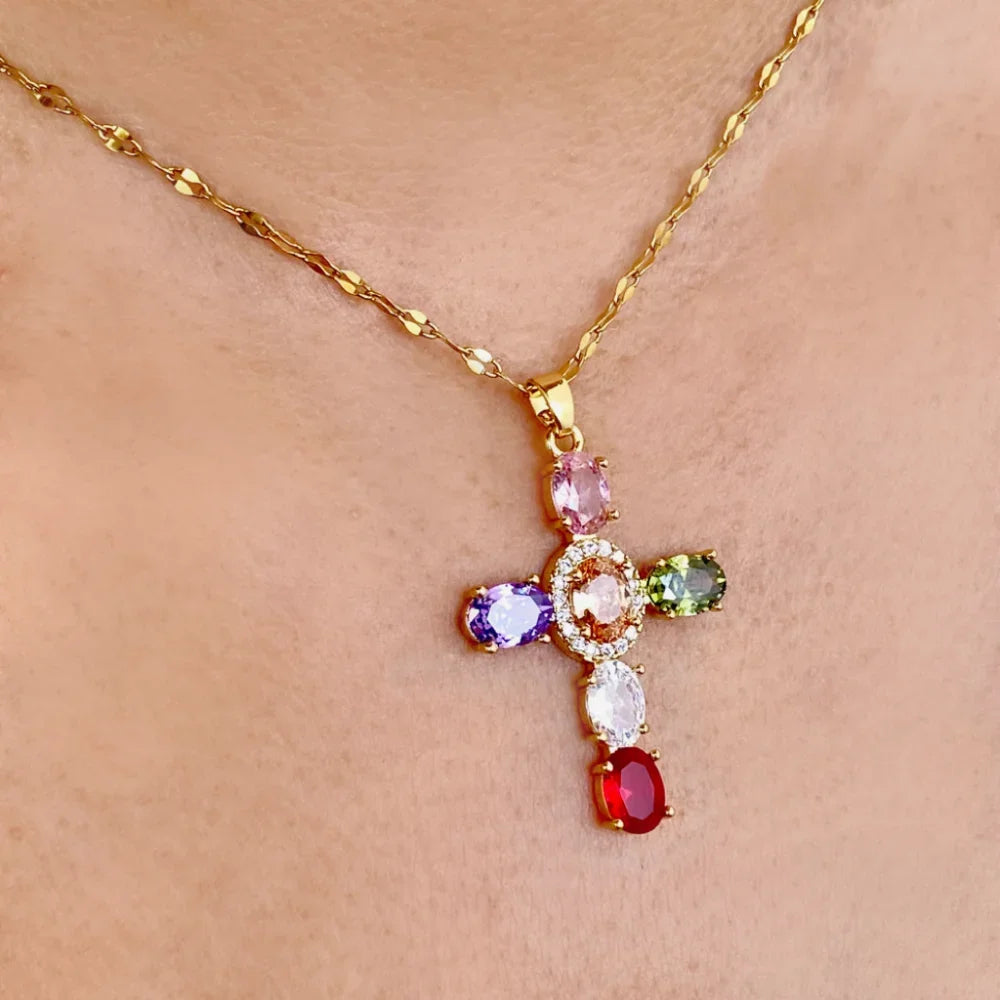 Collier coloré avec pendentif en forme de croix en strass