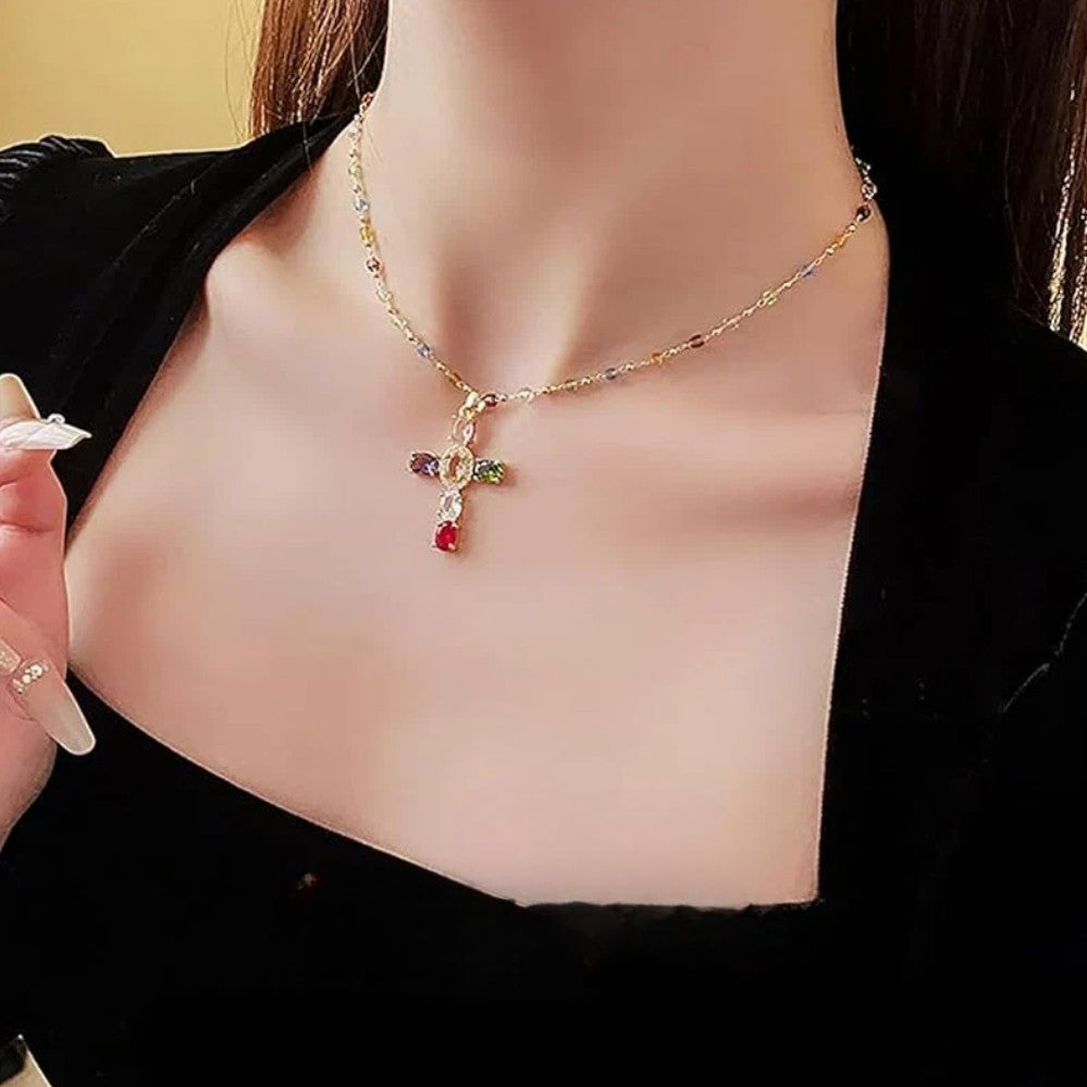 Collier coloré avec pendentif en forme de croix en strass