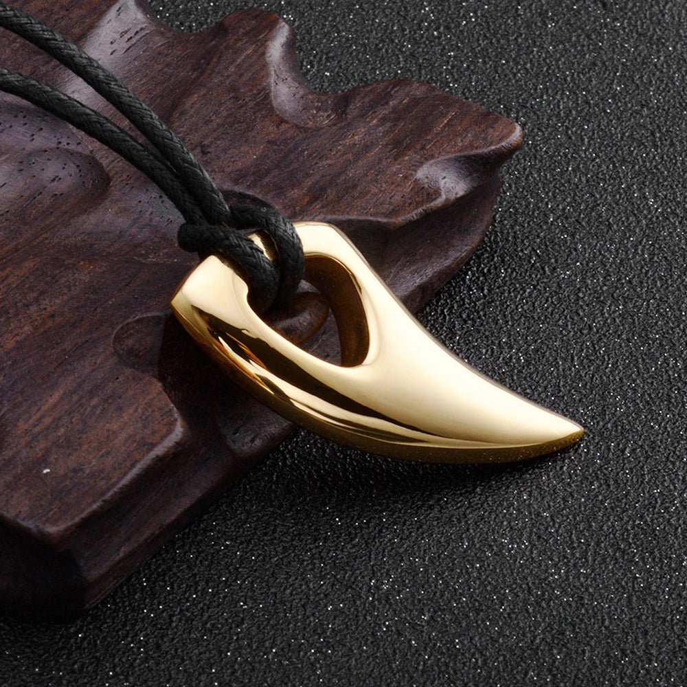Kordelkette mit goldfarbenem Haifischzahn-Anhänger