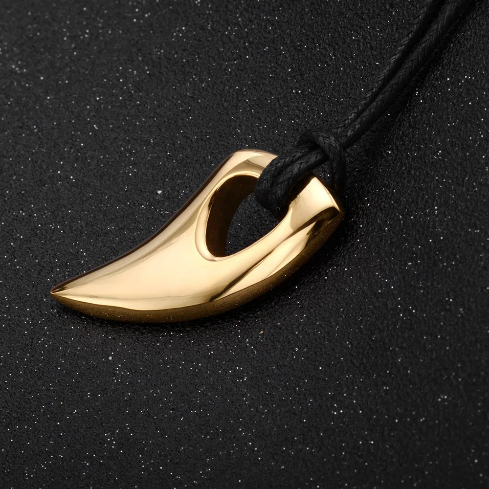 Kordelkette mit goldfarbenem Haifischzahn-Anhänger