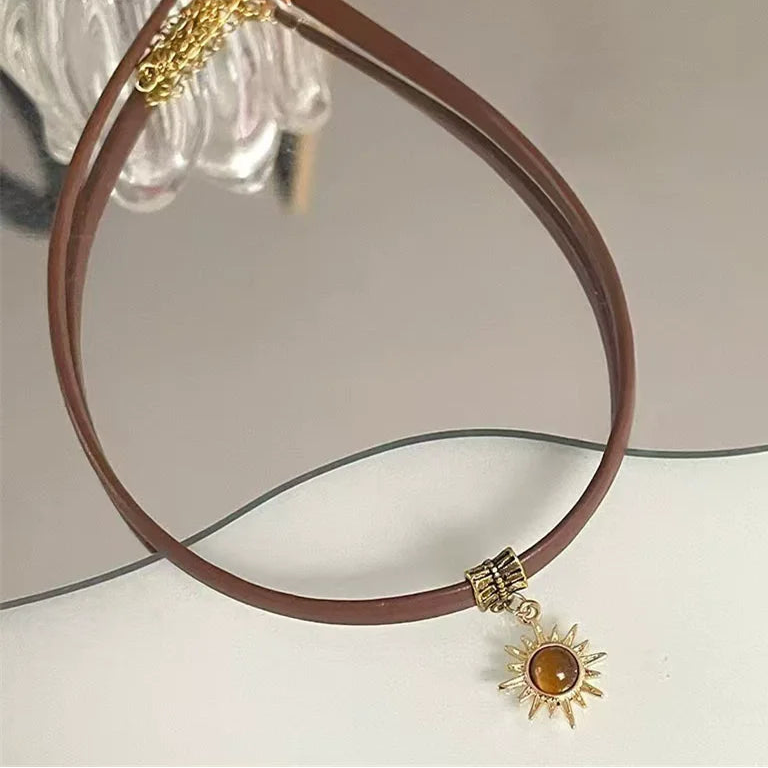Collier cordon avec pendentif soleil et pierre d'oeil de tigre