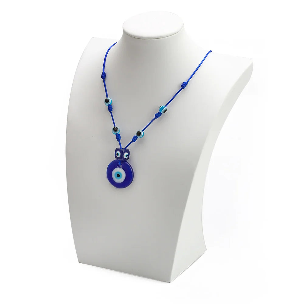Collier en corde avec grand pendentif oeil bleu