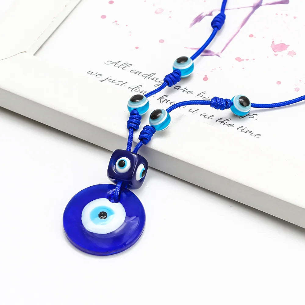 Collier en corde avec grand pendentif oeil bleu