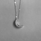 Collier Discret avec Pendentif Lune Femme argent