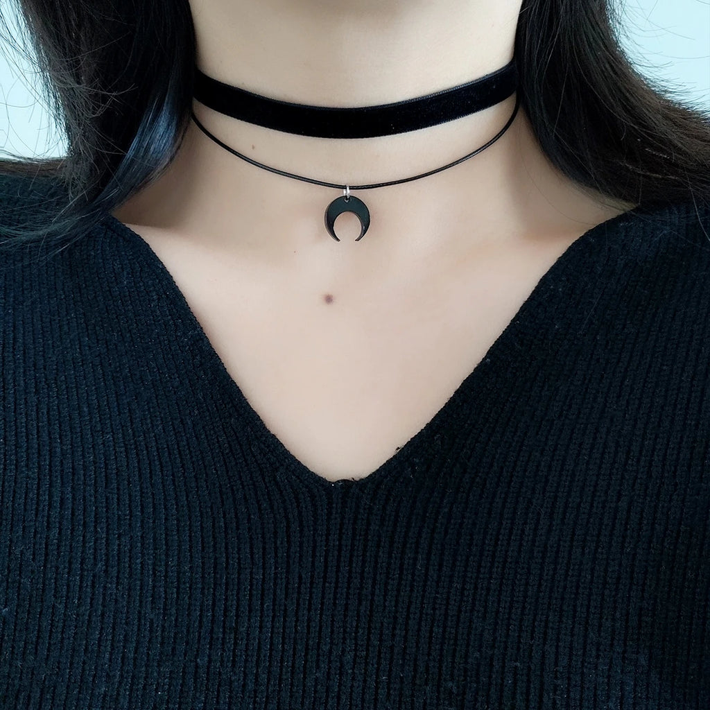 Collier double rang "nuit noire" avec pendentif croissant de lune