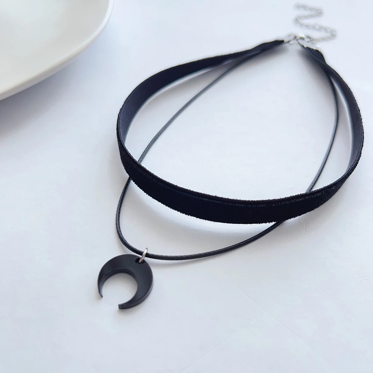 Collier double rang "nuit noire" avec pendentif croissant de lune