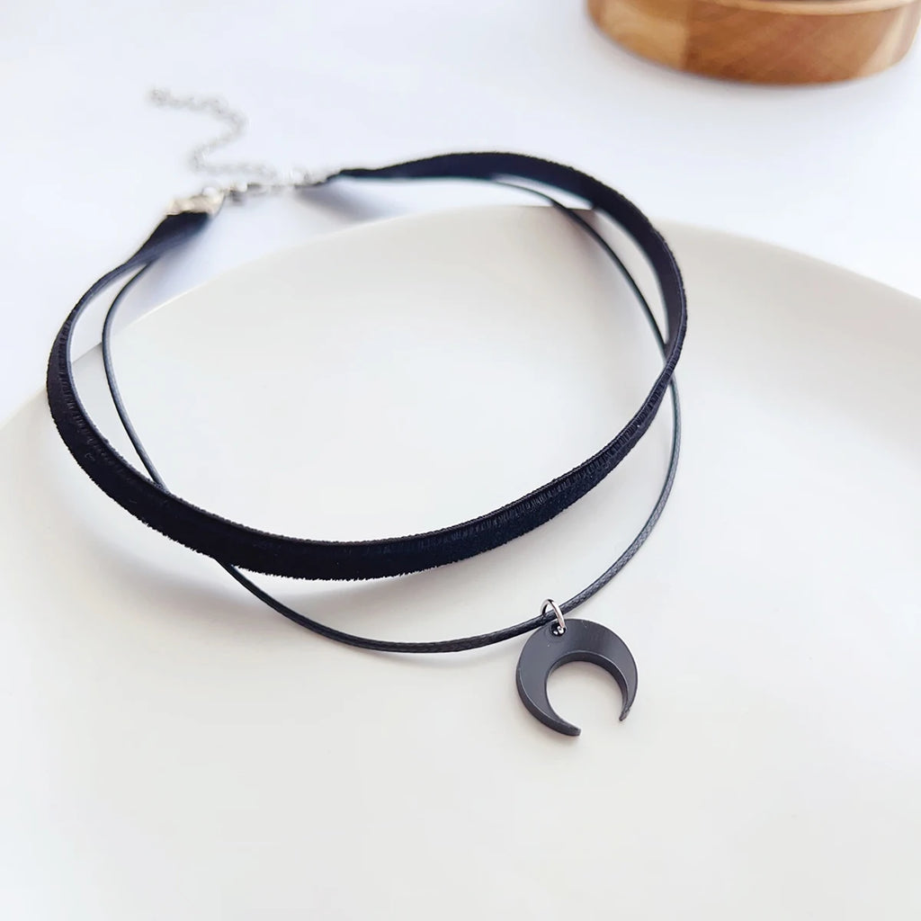 Collier double rang "nuit noire" avec pendentif croissant de lune