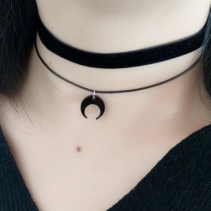 Collier double rang "nuit noire" avec pendentif croissant de lune