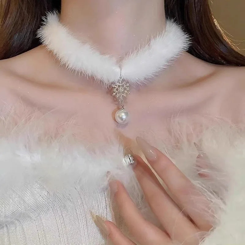 Collier Ras de Cou Elégant en Plumes avec Pendentif Perle
