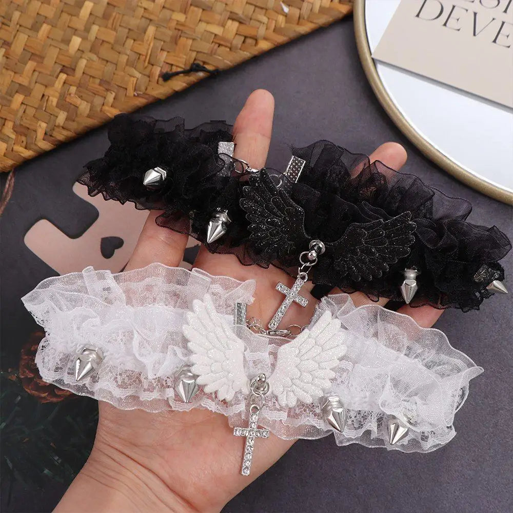 Collier en dentelle avec pendentif ailes d'ange