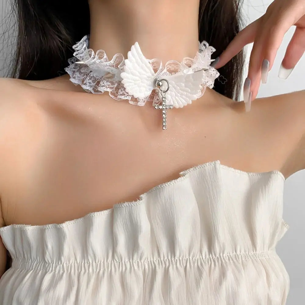 Collier en dentelle avec pendentif ailes d'ange blanc