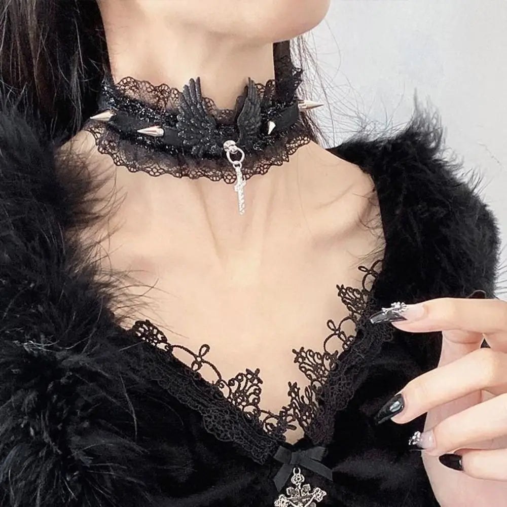 Collier en dentelle avec pendentif ailes d'ange noir