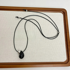 Kaklo papuošalas su juodos vandens lašo formos pakabuku iš virvelės