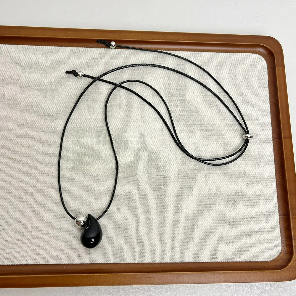 Kaklo papuošalas su juodos vandens lašo formos pakabuku iš virvelės