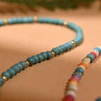 Halskette mit farbigen Perlen und blauem Schutzaugen-Anhänger