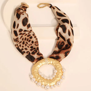 Collier en Tissus avec Pendentif Bohême Chic léopard