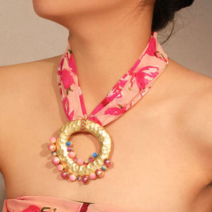 Collier en Tissus avec Pendentif Bohême Chic rose