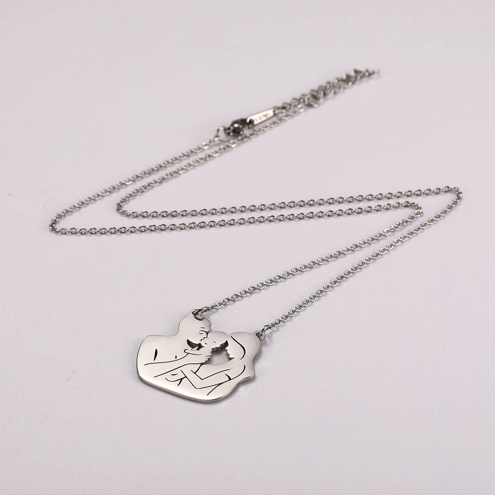 Collier et son pendentif "Maman, papa, et bébé"